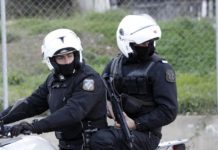 Δύο αστυνομικοί της ΔΙ.ΑΣ. τραυματίες σε τροχαίο – Βαν χτύπησε από πίσω τη μηχανή τους