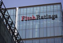 Fitch: Η μείωση τωβν επιτοκίων ξεκινά αλλά τα νοικοκυριά θα αργήσουν να το καταλάβουν