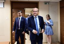 ΥΠΕΘΟ: Έρχονται μειώσεις των προμηθειών στις τράπεζες – H “μυστική” συνάντηση Χατζηδάκη – τραπεζιτών