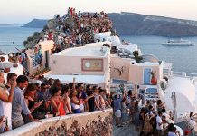 Bloomberg: Τα ελληνικά νησιά δεν μπορούν να κρατήσουν μακριά τα καταστροφικά πλήθη τουριστών