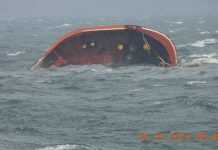 Δεξαμενόπλοιο με 1,4 εκατ. λίτρα πετρελαίου βυθίστηκε ανοιχτά της Μανίλας – Αγνοείται ένα μέλος του πληρώματος