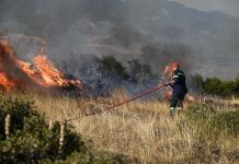 Πυρκαγιά στον Κουβαρά Αττικής – Επί τόπου ισχυρές δυνάμεις της Πυροσβεστικής, μήνυμα στους κατοίκους από το 112