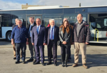 Στο αμαξοστάσιο του ΟΑΣΘ ο Χρ. Σταϊκούρας – Επιθεώρησε τα πρώτα 15 καινούργια λεωφορεία