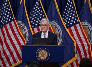 Fed: Kράτησε σταθερά τα επιτόκια – Πάουελ: Δε χρειάζεται να βιαστούμε