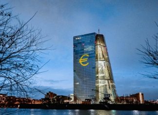 Πότε θα σταματήσει τις μειώσεις επιτοκίων η ΕΚΤ – Τι δείχνει δημοσκόπηση του Bloomberg