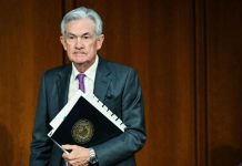 Kράτησε σταθερά τα επιτόκια η Fed – Σήμα για δύο μειώσεις έως τα τέλη του έτους