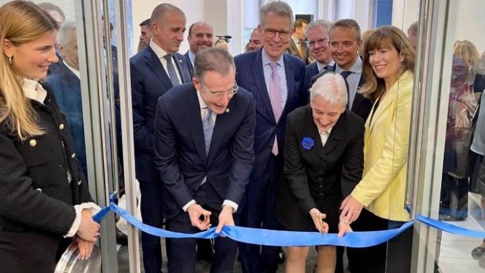 w28-143457ribboncutting